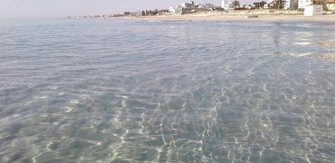 منزل مؤثث ، يبعد * 1 دقيقة مشي * عن البحر ، في المناقع في سلقطة